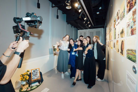 文學及文化研究碩士課程畢業展覽的籌備委員會成員合照